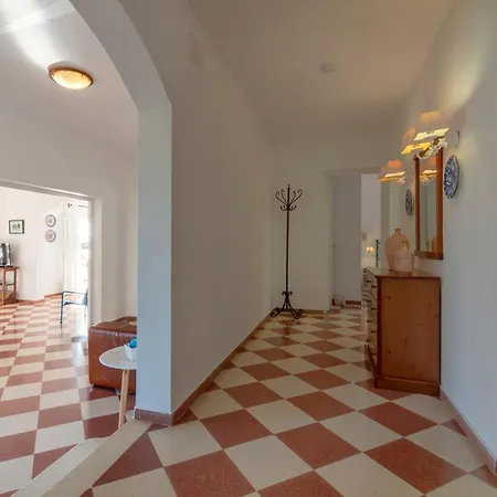 Holiday home Moderne, Frische Familienvilla Allondra *